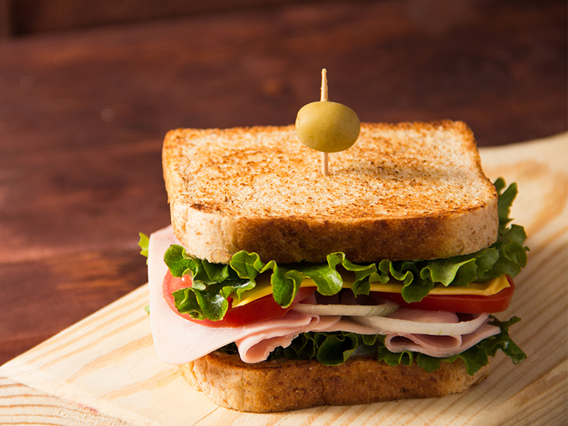 Es tan común prepararnos un sandwich que ya ni nos detenemos a pensar a quién se le ocurrió inventar este delicioso y sencillo tentempié. Afortunadamente es rapidísimo prepararlo, cualquiera puede…