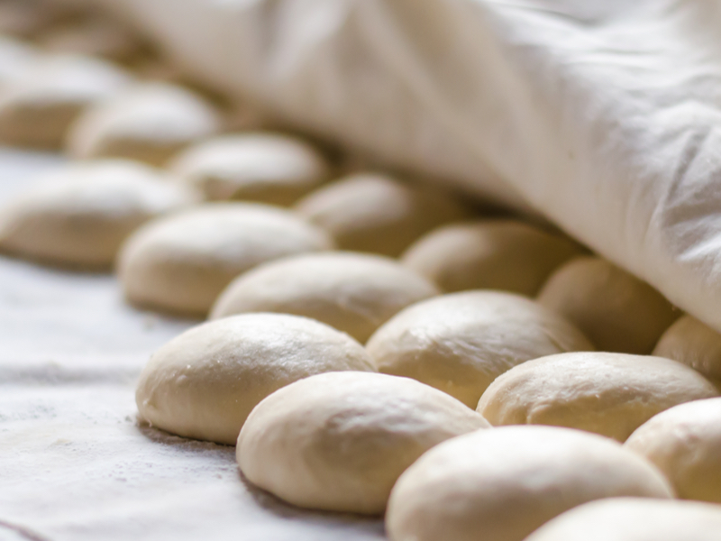 Aunque muchos aquí ya tienen experiencia al hacer pan en casa, afortunadamente tenemos nuevos miembros en esta comunidad, así que con gusto les compartimos este primer artículo sobre los pasos…