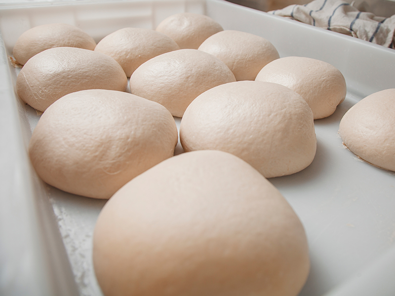 La técnica de “bolear” la masa es un paso crucial en la panadería casera que puede marcar la diferencia entre un pan ordinario y uno extraordinario. Bolear la masa implica…