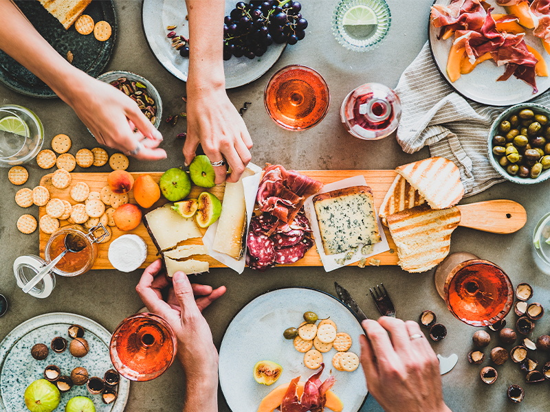 Cuando se acerca el fin de semana es momento de cumplir nuestros antojos, relajarnos y consentirnos por todo el arduo trabajo que hicimos durante la semana. A veces es motivo…