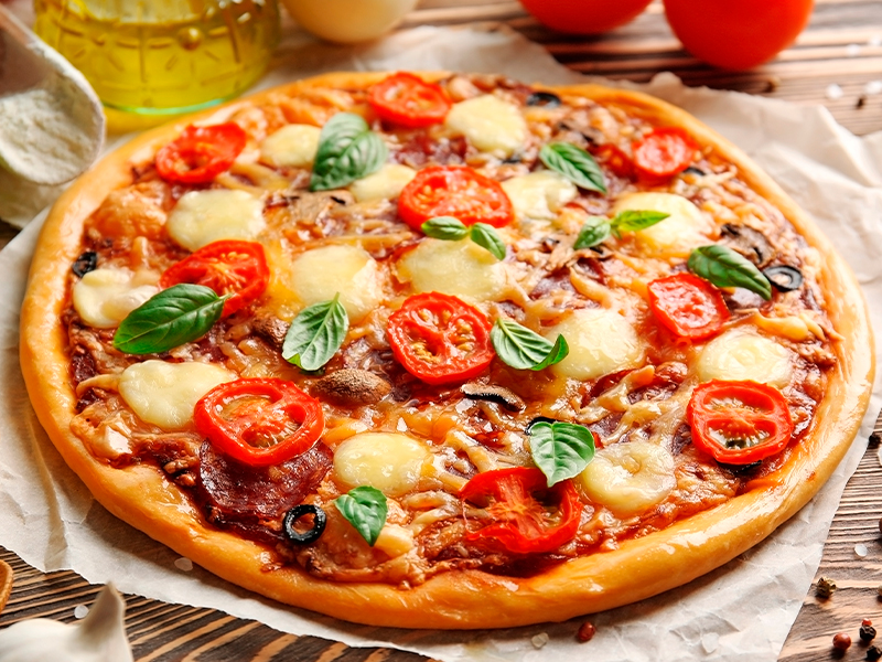 porque-hacer-tu-pizza-en-casa Hornear pizza en casa no es solo una experiencia divertida y creativa, sino que también es una decisión inteligente para tu salud, bolsillo y paladar.
1. Control total…