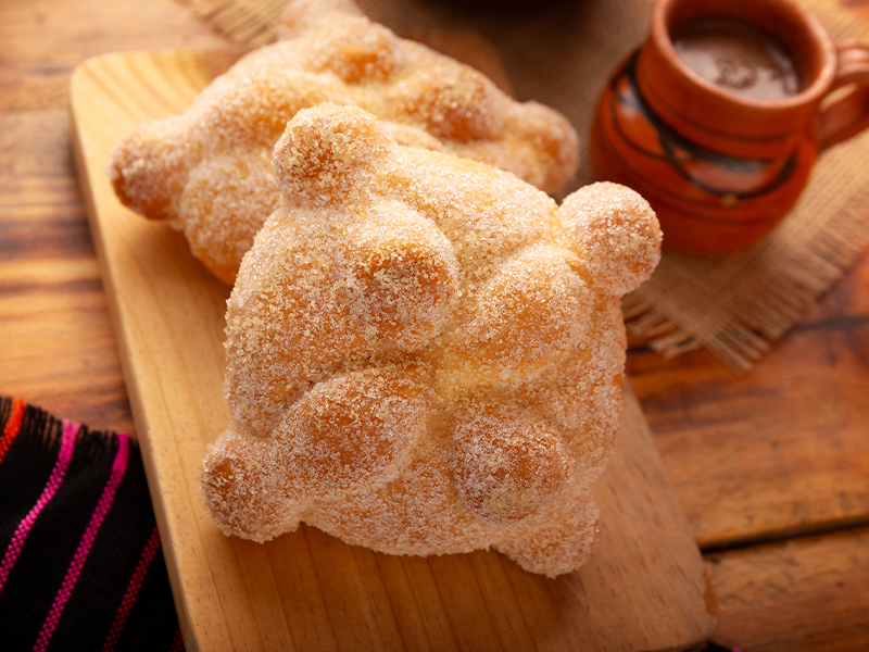 Haz-pan-de-muerto-sin-errores-en-casa El Día de Muertos es una de las celebraciones más entrañables de México, y en cada altar no puede faltar el pan de muerto, ese pan suave y aromático que…
