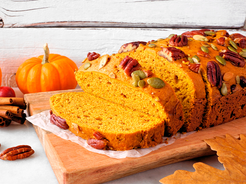 pan-de-calabaza Durante el otoño, se antoja mucho más prender el horno, estar abrigados y preparar deliciosos panes dulces o salados para compartir con la familia. Hornear se vuelve un momento súper…