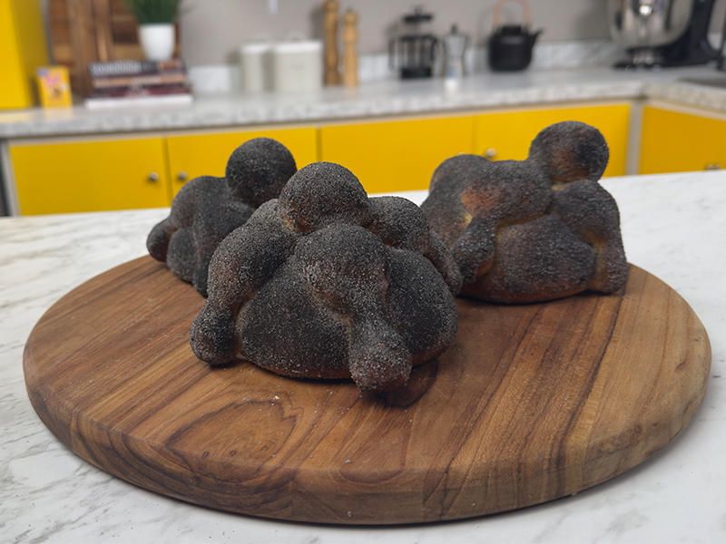 pan-de-muerto-ceniza-totomoxtle-receta El pan de muerto es uno de los símbolos más reconocidos del Día de Muertos, pero en distintas regiones de México adopta formas y significados únicos. Uno de los más…