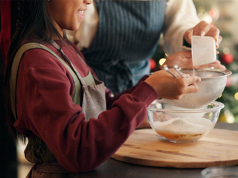 En medio del bullicio navideño, amasar pan en casa se convierte en un acto de calma, conexión y cariño. No es solo una receta: es una pausa para reconectar con…