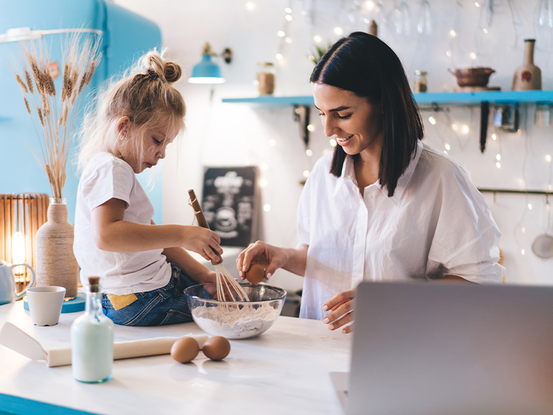 hornea-con-livendo-masa-madre Hornear pan en casa es una experiencia que despierta los sentidos: el aroma que invade la cocina, el sonido de la corteza al romperse, el orgullo de ver una hogaza…