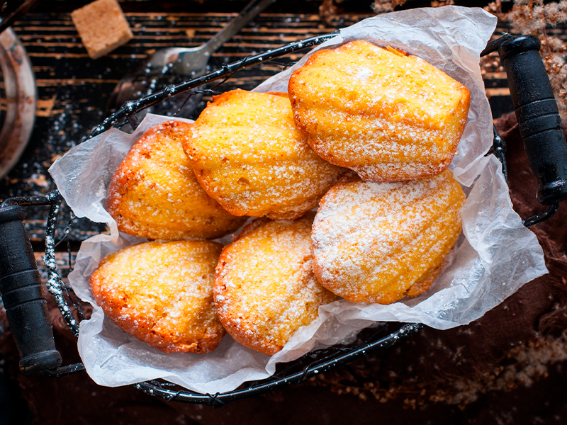 madeleines-origen-y-receta ¿Alguna vez probaste una madeleine y sentiste que te transportabas a otro tiempo? Estas pequeñas joyas de la repostería francesa no solo conquistan a todos por su textura esponjosa y…