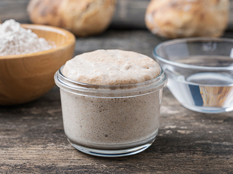 Hacer pan con masa madre suena romántico, burbujas vivas, fermentaciones lentas y panes llenos de carácter, sabor y muchos beneficios. Pero antes de lanzarte, conviene saber qué implica realmente convivir…