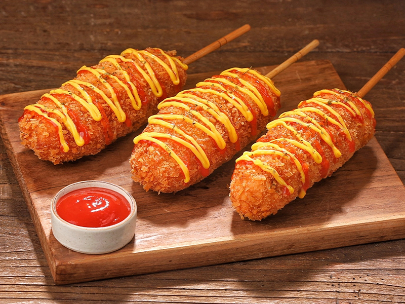 Las banderillas coreanas, conocidas como Korean corn dogs, son una evolución del corn dog estadounidense que surgió en ferias de Texas en la década de 1940. Corea del Sur tomó…