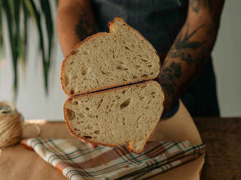 En los últimos años, la masa madre ha pasado de ser una técnica artesanal poco conocida a convertirse en un fenómeno dentro de la panadería casera y profesional en México.…